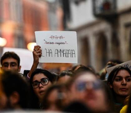 «Torna quando ti hanno stuprata», le donne denunciano le risposte della polizia (che cancella i commenti)