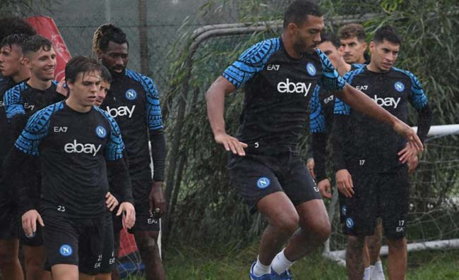 Allenamento sotto la pioggia per il Napoli, due buone notizie per Mazzarri. Il report