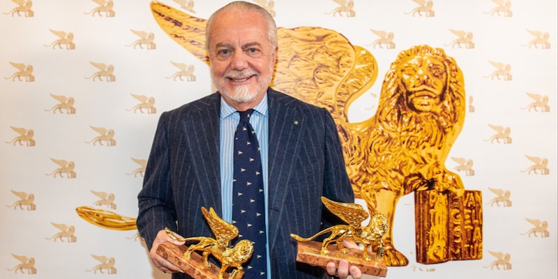 De Laurentiis a Venezia festeggia il premio per il Napoli