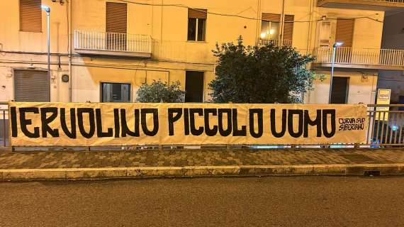 FOTO – Crisi Salernitana, striscioni dei tifosi contro Iervolino: “Vigliacco e piccolo uomo”
