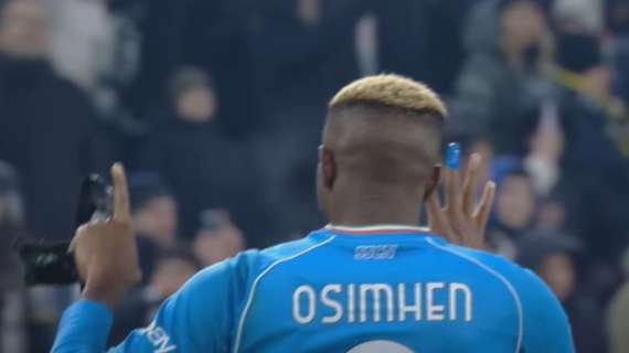 FOTO – Osimhen alla Totti: indica il 5-1 ai giocatori della Juve a fine partita
