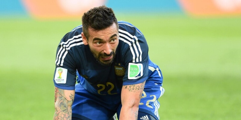Mistero Lavezzi, torna sui social con un ex Napoli: lo avete riconosciuto?