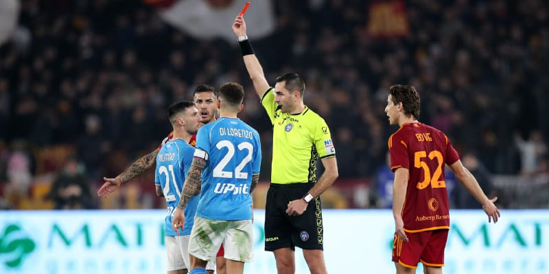 Napoli penalizzato dagli arbitri, -9 punti per errori, ma i media nazionali criticano Mazzarri