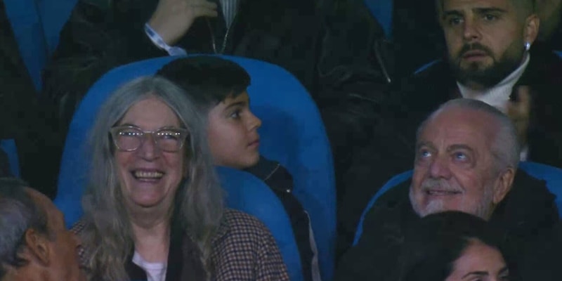 Patti Smith vicino a De Laurentiis: ospite speciale per Napoli-Inter