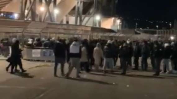 VIDEO – Napoli-Cagliari, file chilometriche: tanti tifosi in attesa di entrare al Maradona
