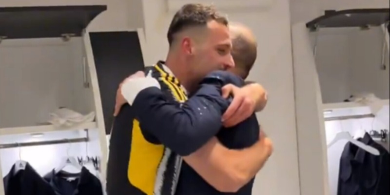 Allegri e l’abbraccio a Gatti nello spogliatoio della Juve: la foto esalta i tifosi