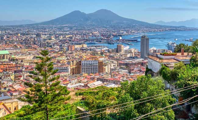 “Antonio Banderas ama Napoli, mi corresse verso di ‘O surdato ‘nnammurato”. Il retroscena