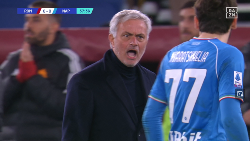 Bufera Roma-Napoli, scintille tra Mourinho e Kvara a bordocampo: "Basta, rispetto"
