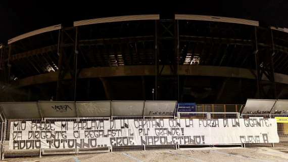 FOTO – Curva A ricorda Juliano con uno striscione: “Addio Totonno… eroe napoletano!”