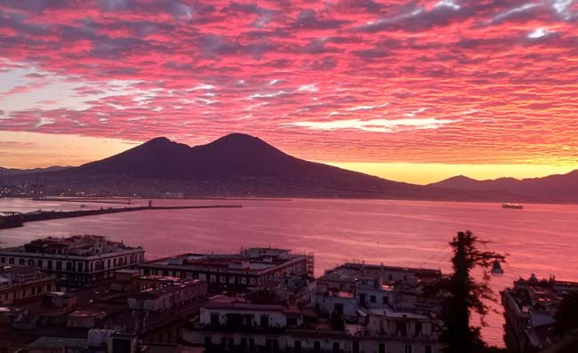 La meravigliosa alba rossa di Napoli dell’11 dicembre: sembra un quadro