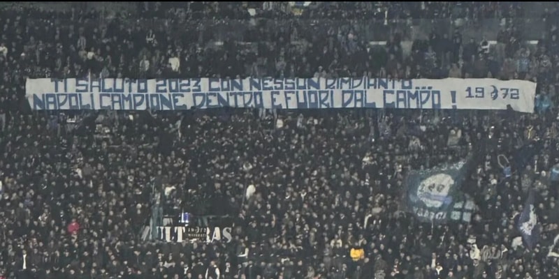 Napoli, l’emozionante striscione dei tifosi celebra lo Scudetto: “Campioni…”