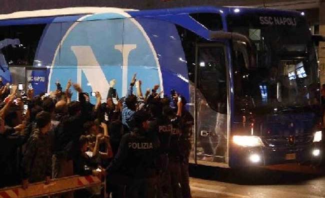 Pullman Napoli arriva allo Stadium. Tifosi Juventus: “Buuuuu, odio Napoli!”