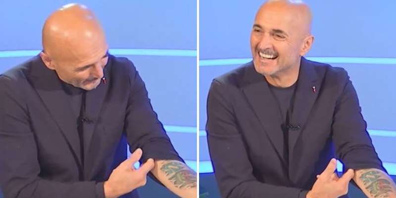 Spalletti mostra il tatuaggio del Napoli in diretta tv: “È la mia cicatrice”