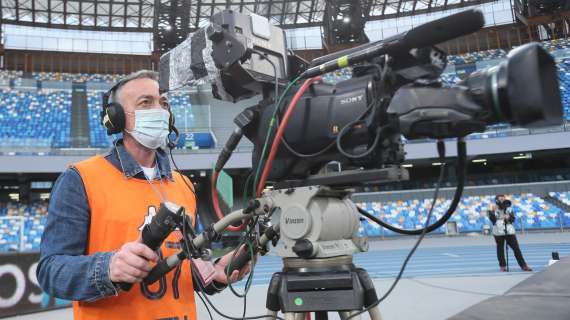 Calcio in Tv, le gare trasmesse oggi: si parte col Milan alle 12.30 e chiude Roma-Atalanta