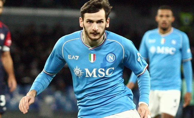 Il Napoli lotta e corre, a fine gara il bel gesto di Kvara per i compagni