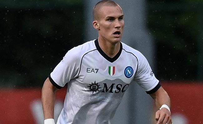 Ostigard resta a Napoli, era pronto a partire. La reazione del norvegese