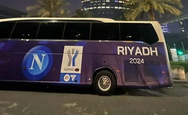 Pullman Napoli pronto a raggiungere lo stadio. Scelta la divisa da gioco
