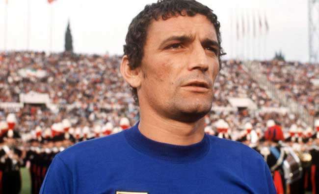 Gigi Riva è morto, l’ex calciatore del Cagliari aveva 79 anni
