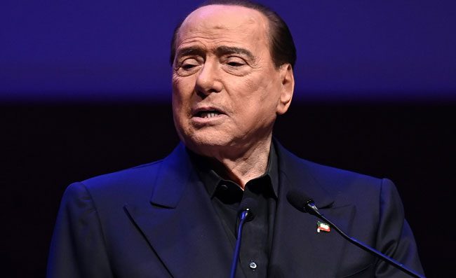 Giucas Casella: “Sono in contatto con Silvio Berlusconi dall’aldilà”. Poi cita Maradona
