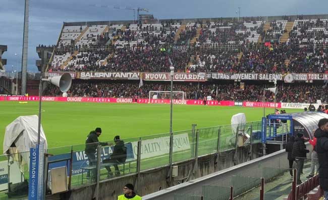 Lancio di pietre e snack in campo all’Arechi, la decisione del Giudice Sportivo