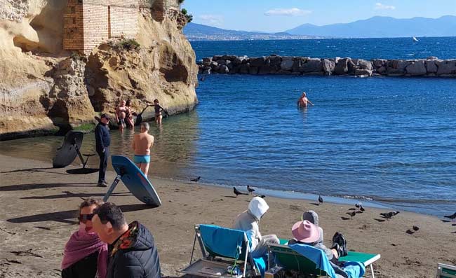Napoli, 21 gennaio: ma sembra estate. A Posillipo si fanno già il bagno