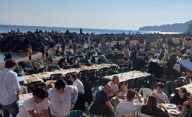 Napoli, 27 gennaio. Spiaggia di Posillipo presa d’assalto: “È un’invasione, sembra luglio”