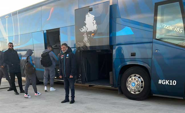 Napoli in maglia nera contro la Lazio. Pullman partenopeo arrivato all’Olimpico