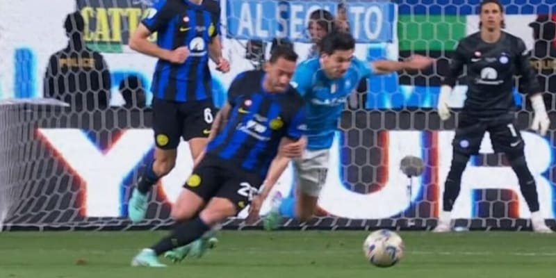 Rapuano mediocre, uno scempio in Napoli-Inter: folle l’espulsione di Simeone!