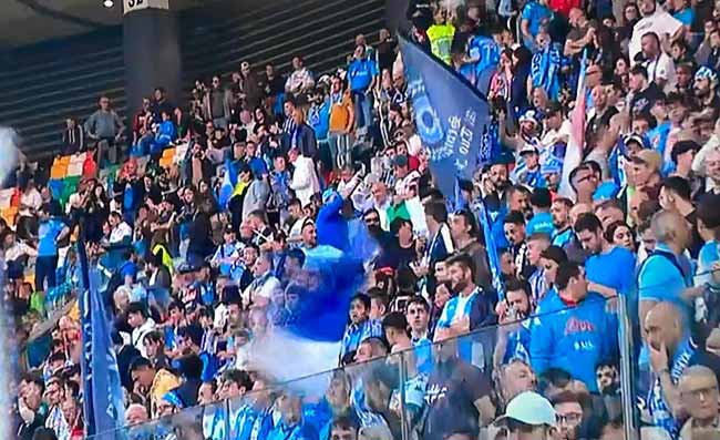 Super offerta per volare a Riyad, pochi tifosi a bordo dell’aereo. Poco più di 50