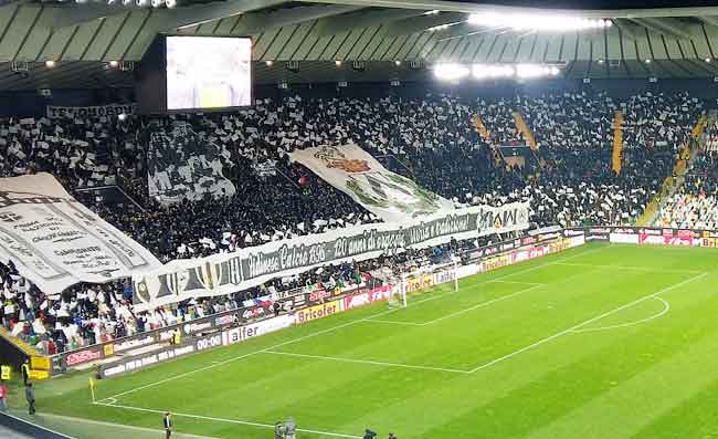 Tifosi Udinese: “Odio Napoli”, dopo che Maresca ha sospeso la gara per insulti a Maignan