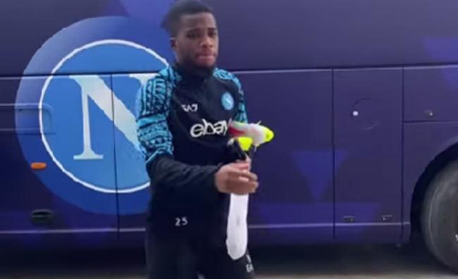 Traorè in tribuna con altri due giocatori. Demme recupera per la panchina