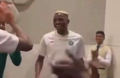 VIDEO – Finalmente Osimhen raggiunge la Nigeria in ritiro: standing ovation per l’azzurro