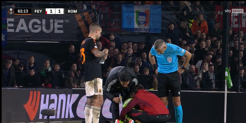 Feyenoord-Roma, spunta una bandiera del Napoli al De Kuip