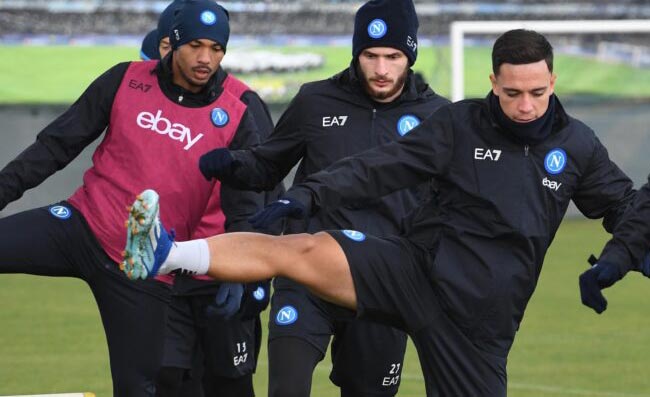 Sassuolo-Napoli: Calzona ridisegna la difesa. Tre cambi, fuori Juan Jesus