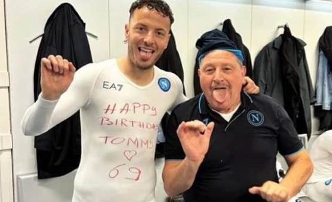 Festa nello spogliatoio del Napoli, è il compleanno di Starace. Rrahmani scatenato