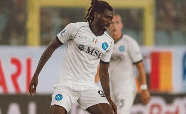 “L’abbraccio della buonanotte”, la SSC Napoli mostra la gioia di Anguissa e Rrahmani (FOTO)