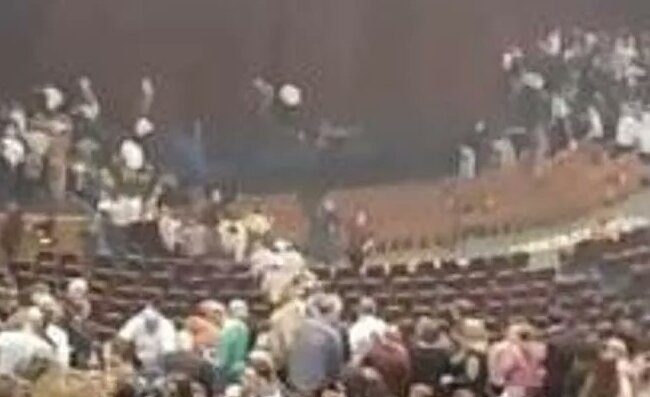Attentato a Mosca, 12 morti e teatro in fiamme. Tensione altissima in Russia
