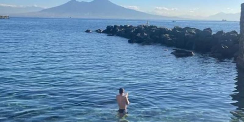 Demme sfida il freddo, bagno gelato a Napoli: la foto è virale