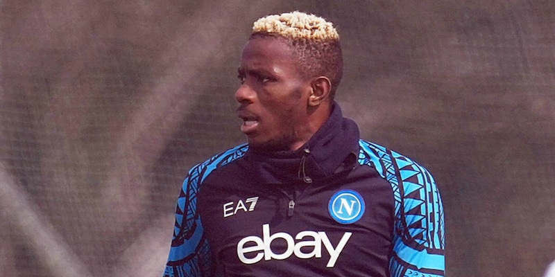 Il Napoli torna ad allenarsi: lavoro personalizzato per Osimhen, assente Politano