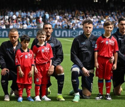 Napoli-Atalanta, giocatori azzurri in ginocchio contro il razzismo