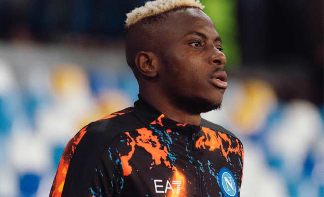 Osimhen concentrato, De Laurentiis nervoso: gesto da vero capitano di Di Lorenzo