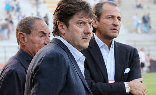 Protesta choc a Pescara: manichini impiccati con i volti di Sebastiani e Delli Carri (FOTO)