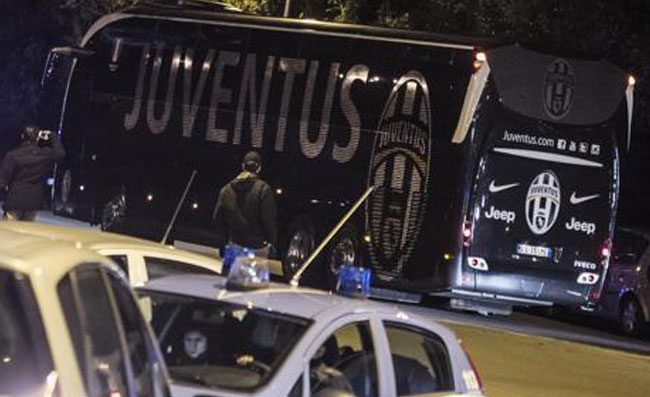Pullman Juventus arrivato al Maradona. Sciame di motorini, fischi e cori dei tifosi del Napoli