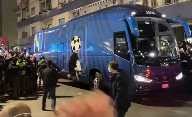 Pullman Napoli arrivato allo stadio. Partenopei giocheranno in maglia azzurra