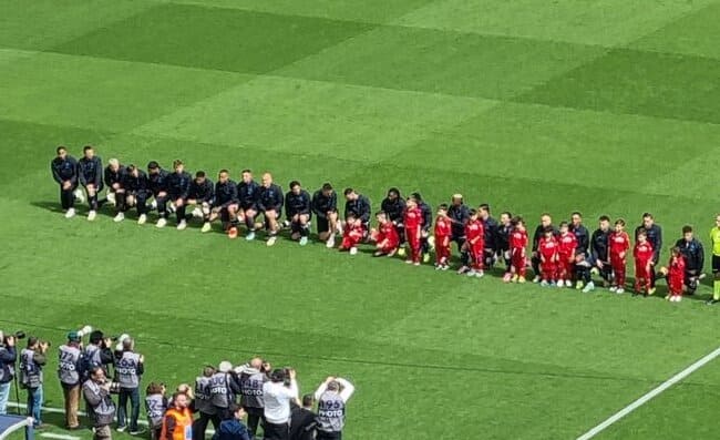 Tutta la squadra del Napoli si inginocchia per Juan Jesus: bel gesto dei giocatori