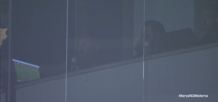 Xavi “spia” Napoli in TV durante Barcellona-Maiorca (FOTO)