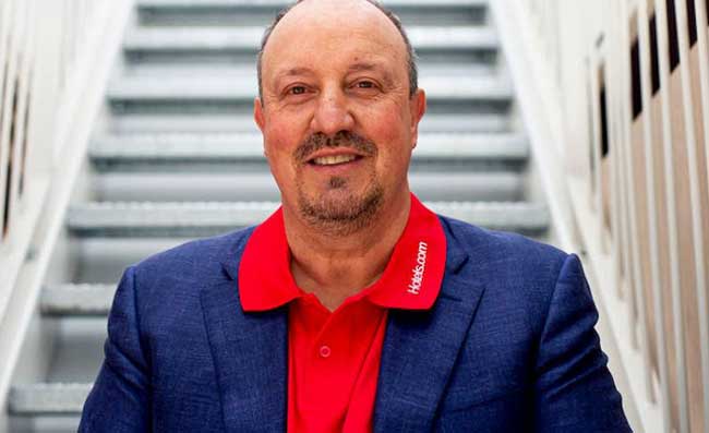 Benitez: “Ricordo 14 giocatori del Napoli con la testa nel telefonino, nessuno parla più”