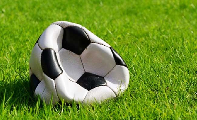 Clamoroso in Egitto, calciatore collassa in campo: il cuore si è fermato per oltre un’ora