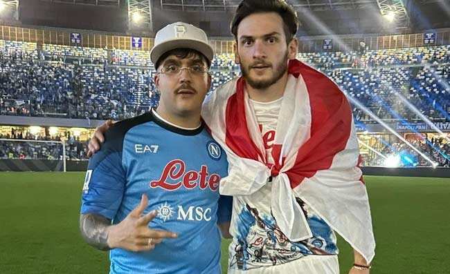 Il Napoli è partito per Barcellona, a sorpresa c’è anche Geolier sul volo