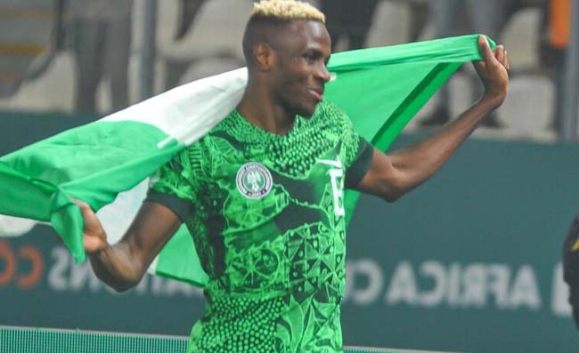 L’ex CT della Nigeria: “Osimhen formidabile”. Poi parla del futuro del bomber: “Penso che…”